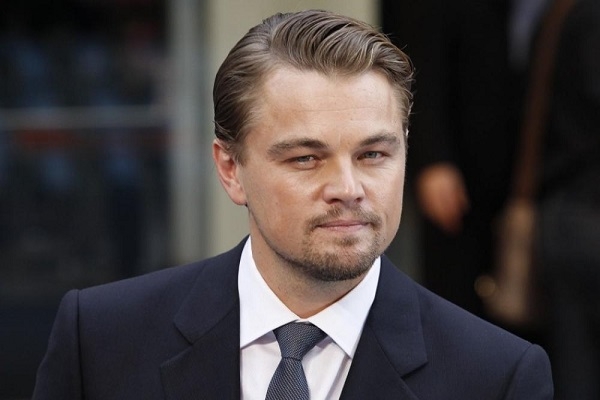 
	
	Leonardo DiCaprio lớn lên trong nghèo đói với những tệ nan như tội phạm, ma túy, mại dâm và bạo lực bao quanh. Cuộc sống của gia đình Leonardo chỉ thay đổi khi anh giành được vai diễn đầu đời trong chương trình truyền hình Parenthood vào năm 1990.